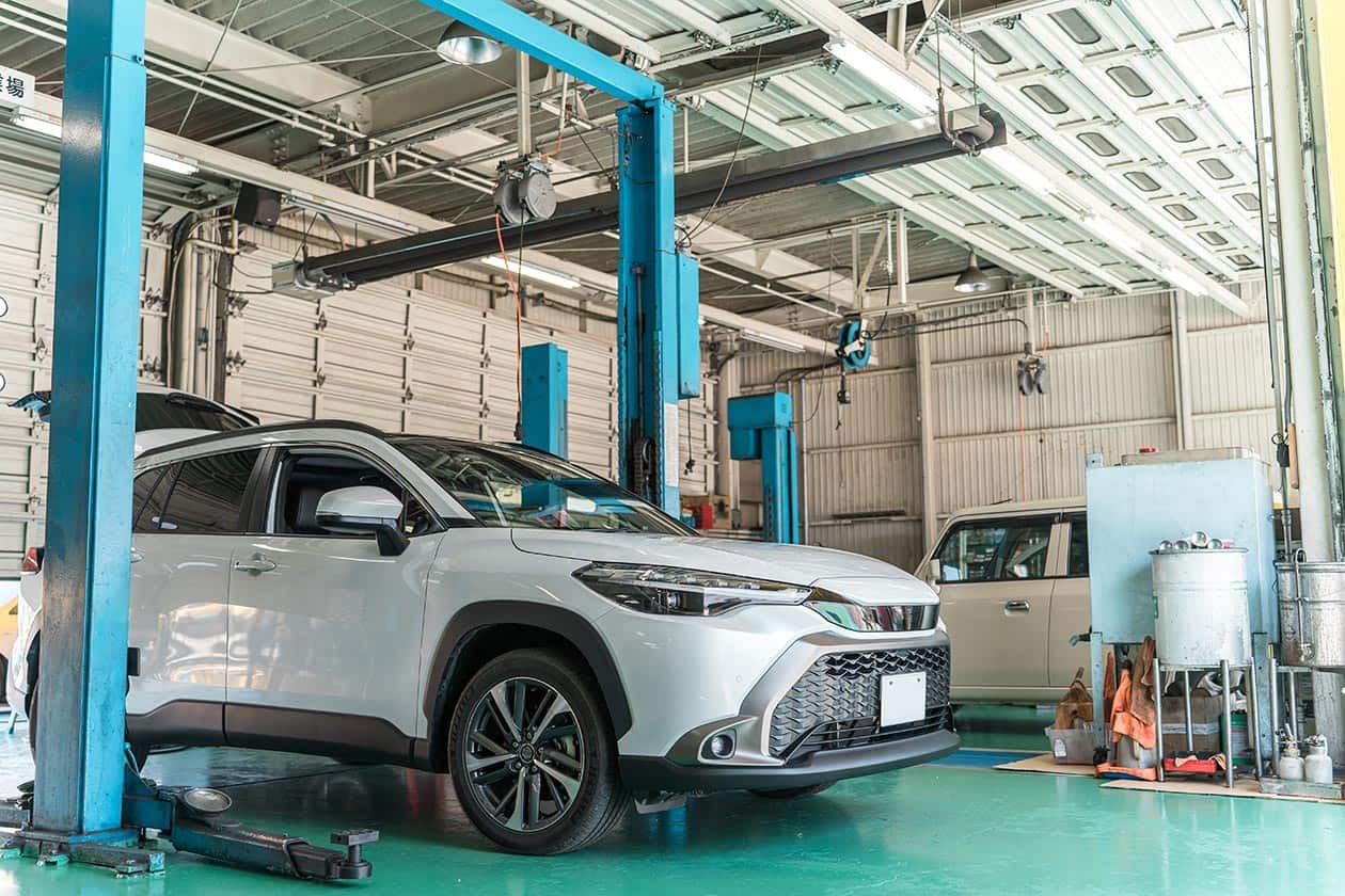 自動車整備工場の内観
