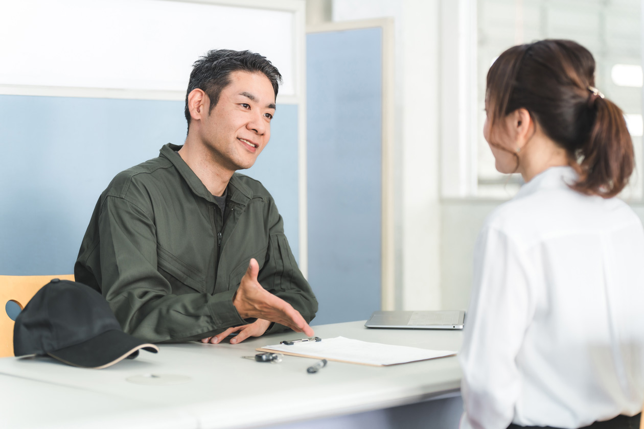 見積内容を説明する人とお客様