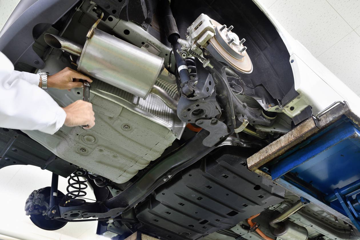 自動車の下から点検をしている整備士