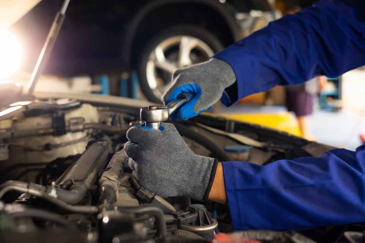 自動車整備中